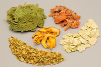 Gemüse Mix Zwerggarnelen. 5 Sorten Gemüse für Zwerggarnelen und Wirbellose. Spinatblätter getrocknet. Hokkaido Chips für Zwerggarnelen. Erbsenchips als Proteinquelle. Getrocknete Karottenchips für Garnelen.