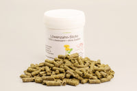 Löwenzahnsticks enthalten die Vitamine A, B, C und D, sowie Mineralien und Spurenelemente und appetitanregende Bitterstoffe. Leckerbissen für Zwerggarnelen.