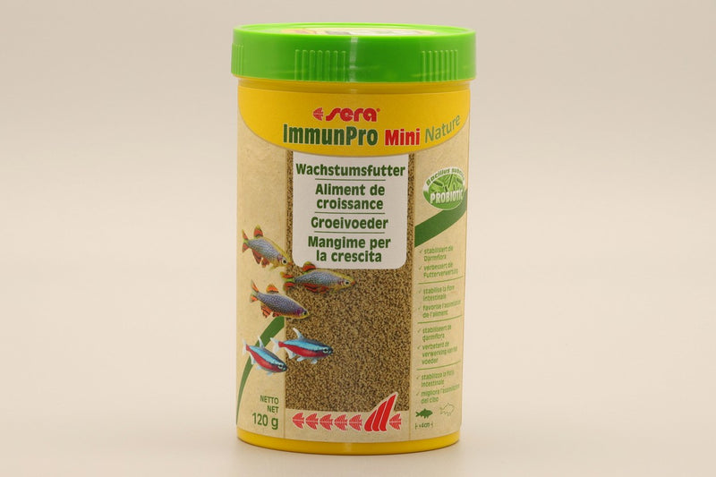 sera ImmunPro Mini Nature 250ml. Probiotisches Wachstumsfutter für Zierfische bis 4cm. Probiotika stabilisiert die Darmflora der Zierfische. Aufgrund des hohen Proteinanteils von über 50 %, der Zugabe von Probiotika und anderen funktionalen Inhaltsstoffen wie MOS, Haematococcus (reich an natürlichem Astaxanthin) und Spirulina fördert das Futter schnelles Wachstum, eine kräftige Entwicklung und eine brillante Farbausprägung der Fische.