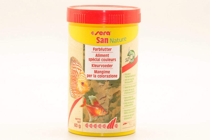 Sera San Nature. Farbfutter für alle an der Wasseroberfläche fressenden Zierfische. Mit 10% Krill, Astaxanthin aus Haematococcus-Algen. Für eine natürliche und kräftige Farbentwicklung deiner Zierfische.